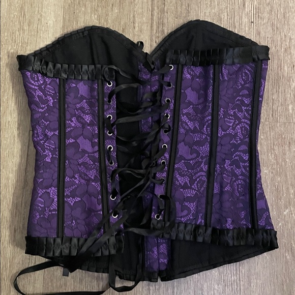 Purple Lace Corset Top with Black Ribbon Trim – Size M - Picture 4 of 7